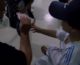 Poliziotti a Fiumicino intrattengono i bambini afghani