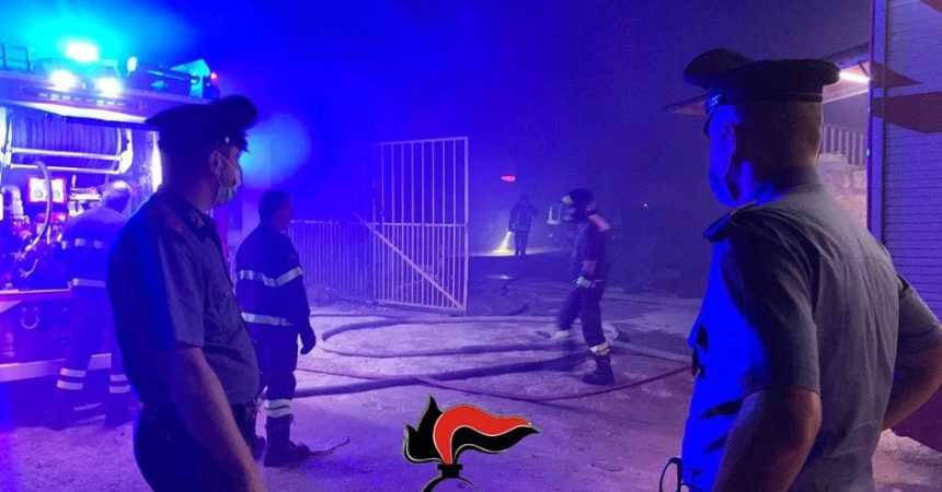 Incendio in baraccopoli nel Trapanese, un morto