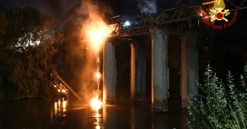 Roma, notte di paura sul Tevere: brucia e crolla Ponte dell’Industria