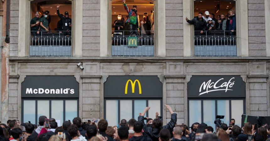 Milano, al ristorante McDonald’s di Piazza Duomo a sorpresa arriva Ghali