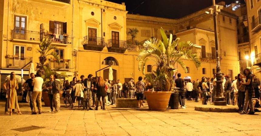 Covid, in Sicilia obbligo di mascherina anche in luoghi aperti affollati