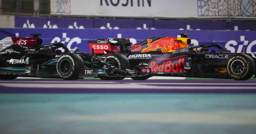 Hamilton vince in Arabia Saudita e raggiunge Verstappen