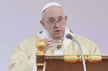 Papa “Per la pace seguire vie del dialogo, educazione e lavoro”