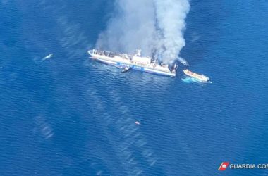 Incendio su un traghetto dalla Grecia all’Italia, ancora 5 persone a bordo. Ci sono 8 dispersi