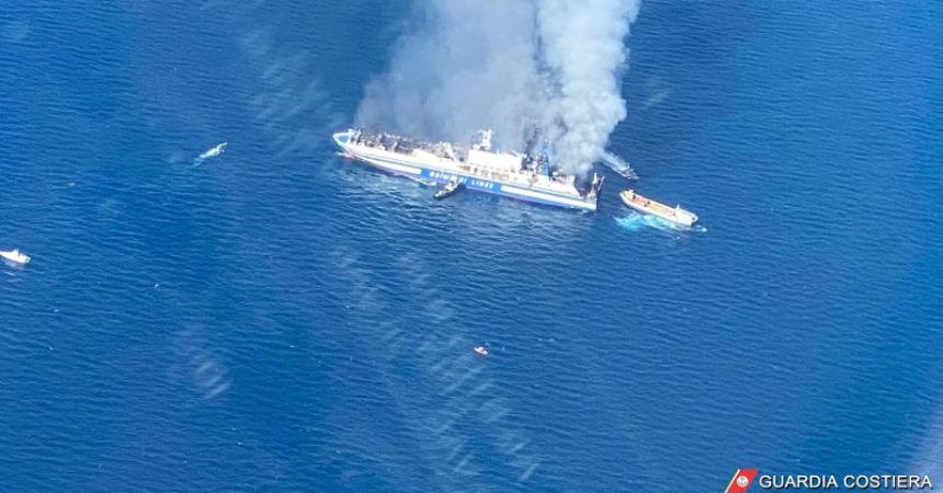 Incendio su un traghetto dalla Grecia all’Italia, 288 in salvo