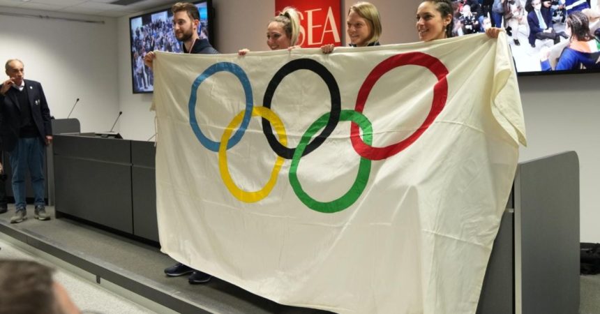 Arriva la bandiera olimpica, inizia la corsa verso Milano-Cortina 2026