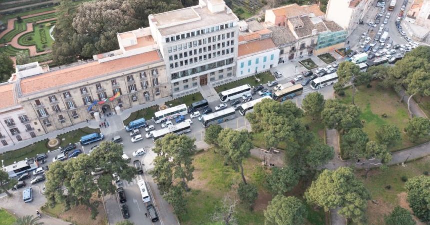 Imprese bus turistici protestano in Piazza Indipendenza a Palermo