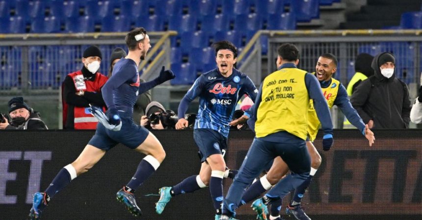 Il Napoli piega la Lazio allo scadere e aggancia il Milan