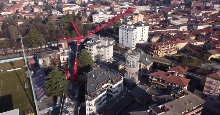 I lavori per abbattere la storica torre dell’acquedotto di Gorgonzola