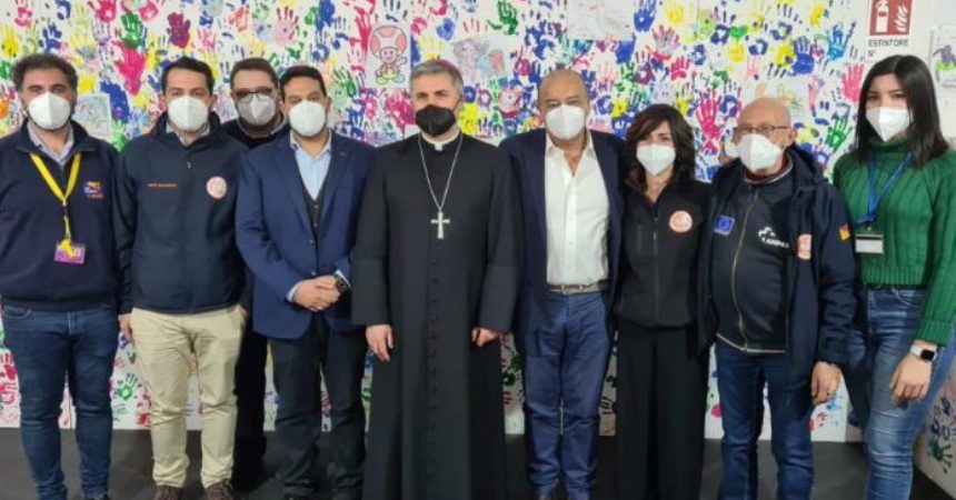 Covid, Vescovo di Palermo visita l’hub vaccinale della Fiera