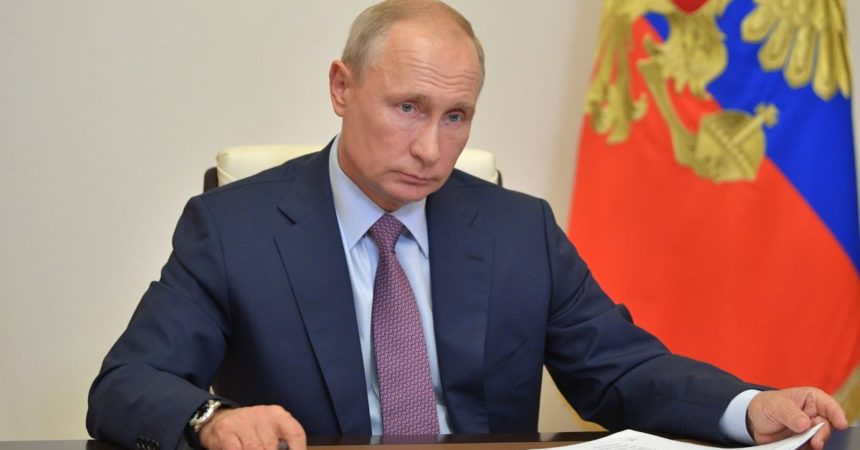 Gas, Putin “Per i pagamenti accetteremo solo il rublo”