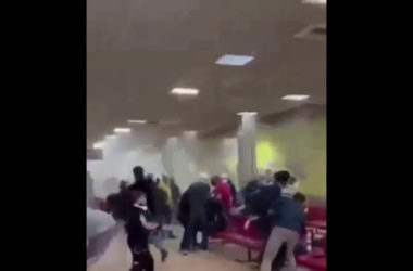 Il vento abbatte una parete, scene di panico all’aeroporto di Palermo