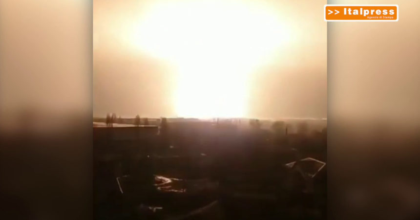 Ucraina, le immagini di una grande esplosione notturna a Kharkiv