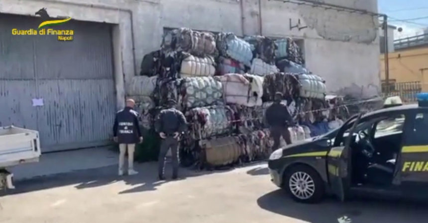 A Napoli sequestrate 1300 tonnellate di abiti usati