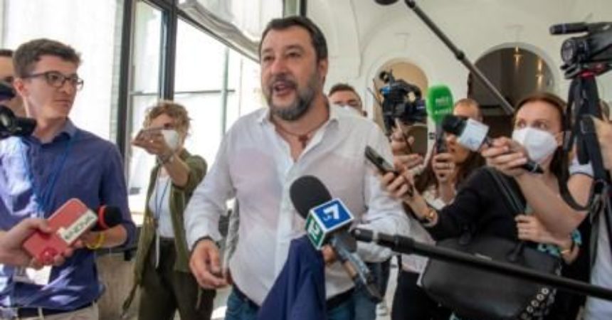 Lega, Salvini “Se volete far politica senza attacchi fate tessera Pd”