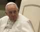 Papa “Tagliare risorse per la sanità è oltraggio all’umanità”