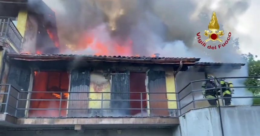 Varese, casa in fiamme, due feriti nel tentativo di spegnere fuoco
