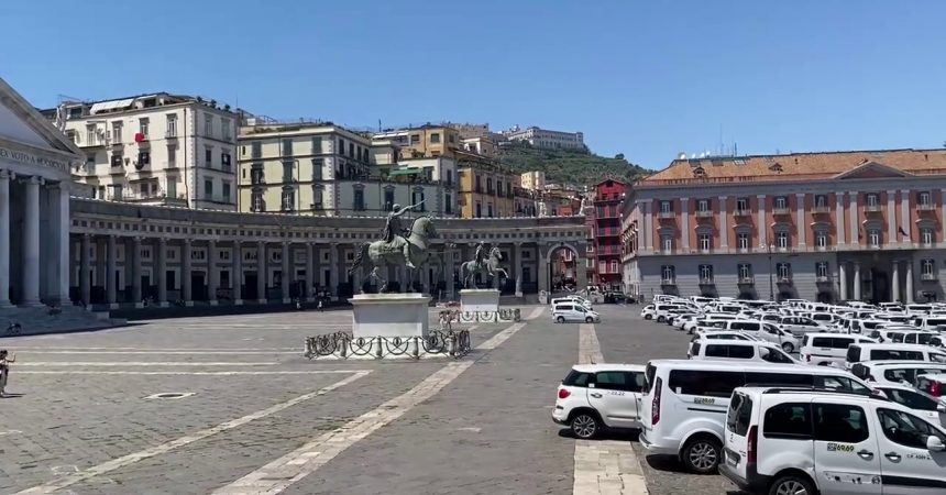 Napoli, sciopero taxi, centinaia di auto occupano piazza Plebiscito