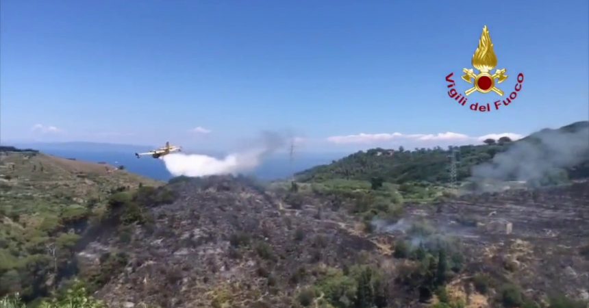 Vasto incendio nel Messinese, in azione un canadair e un elicottero