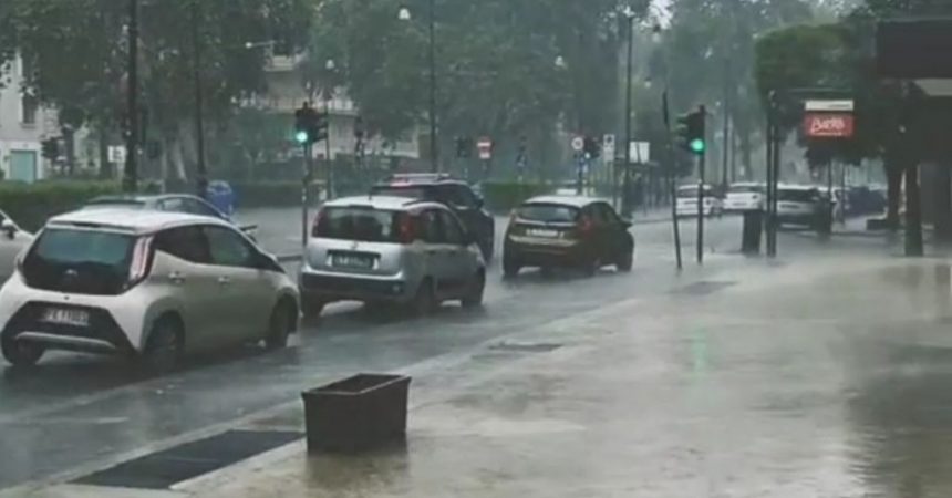 Maltempo, nubifragio a Palermo con disagi e strade allagate