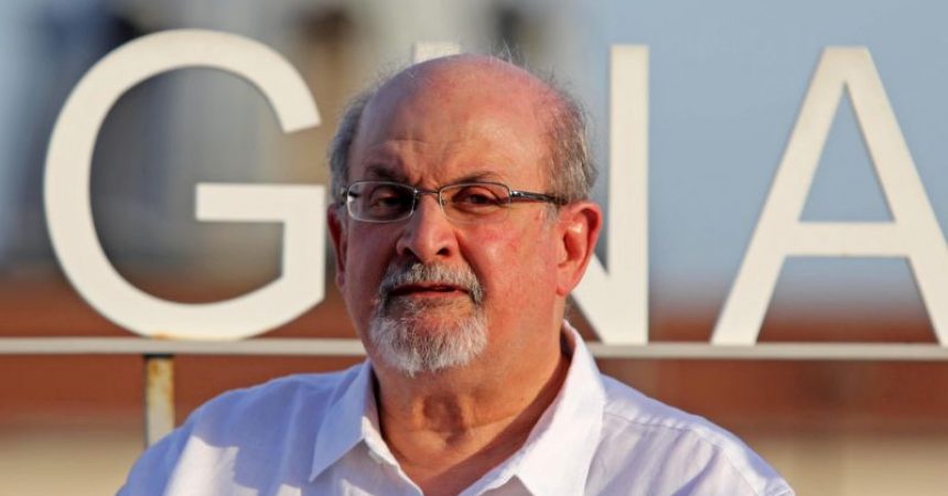 Salman Rushdie operato è attaccato a un respiratore