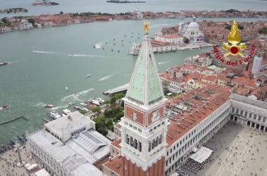 Maltempo, a Venezia un drone ispeziona il campanile San Marco