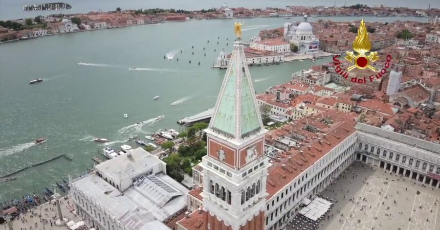 Maltempo, a Venezia un drone ispeziona il campanile San Marco