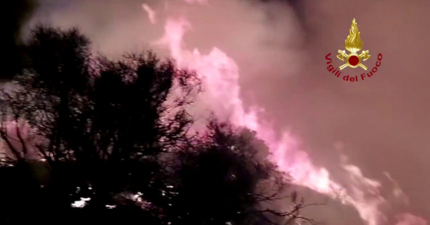 Incendi, a Lipari in fumo ettari di vegetazione