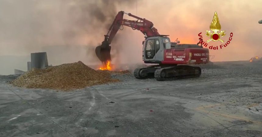 Vigili del fuoco al lavoro per incendio azienda rifiuti nel sassarese