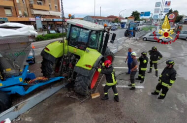 Veneto, sulla statale Pontebbana si ribalta camion carico d’uva