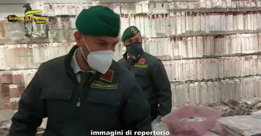 Sequestrati a Napoli 250 mila articoli pericolosi, 23 denunciati