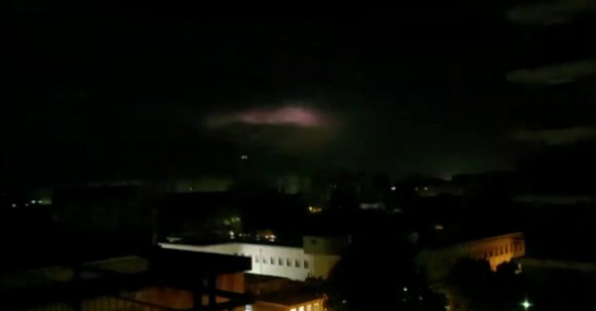 Una tempesta di fulmini illumina la notte di Palermo