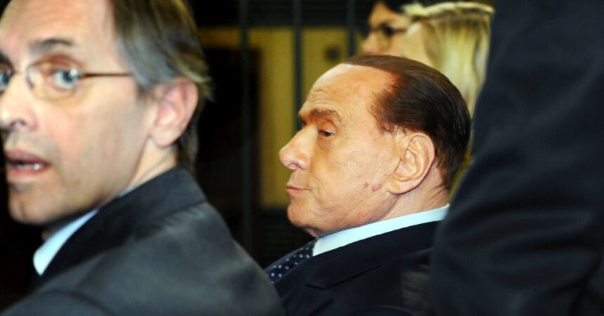 Berlusconi “Ai giovani stipendi di almeno mille euro al mese”