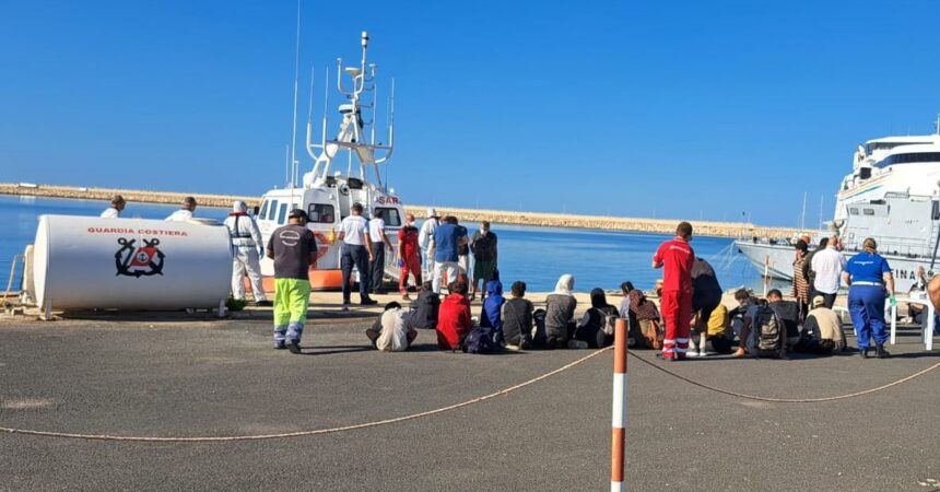 Morti di fame sei migranti su un barcone, altri 26 sono sbarcati a Pozzallo