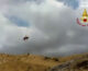 Un toro finisce in un canalone, issato in volo con un elicottero