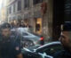 L’auto di Berlusconi lascia la sede di Fdi dopo l’incontro con Meloni