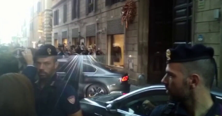 L’auto di Berlusconi lascia la sede di Fdi dopo l’incontro con Meloni