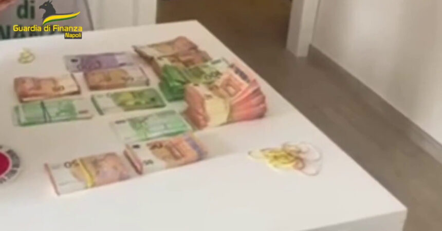 Napoli, 2.000 banconote false tra i banchi di piazza Mercato