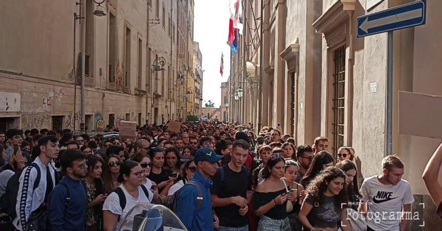 Crollo all’Università di Cagliari, gli studenti scendono in piazza