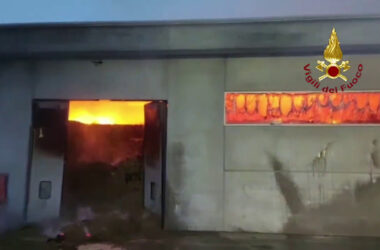 Incendio in un deposito di paglia e fieno nel pavese