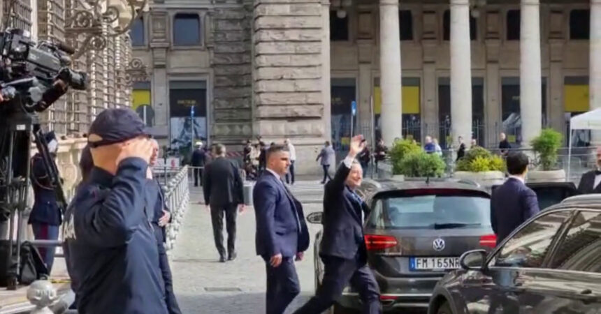 Draghi lascia Palazzo Chigi dopo il passaggio di consegne a Meloni