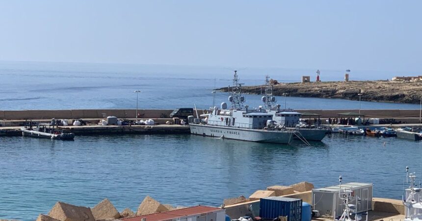 Continuano gli sbarchi di migranti a Lampedusa, neonato trovato morto