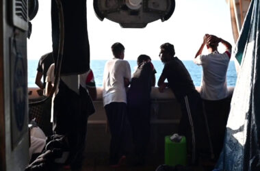 Nave Geo Barents con 572 migranti chiede un porto sicuro per lo sbarco