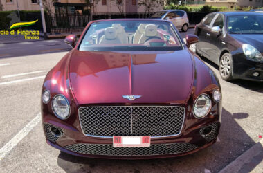 Treviso, guida Bentley da 250mila euro ma importata in contrabbando