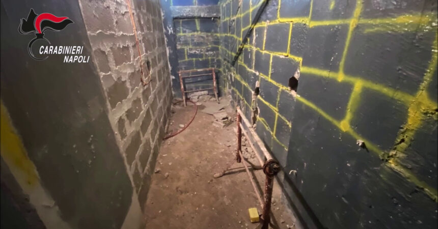 Bunker per nascondere latitanti e droga scoperti nel Napoletano