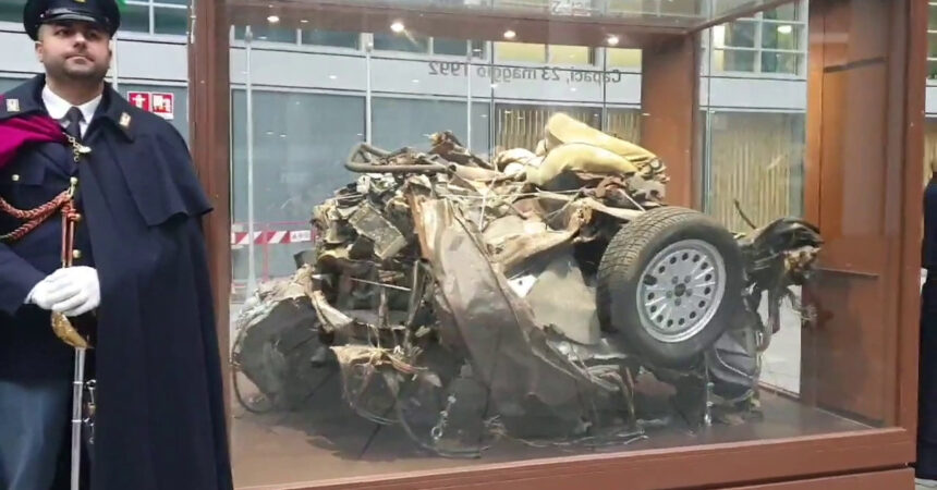 I resti dell’auto della scorta di Falcone esposti a Milano