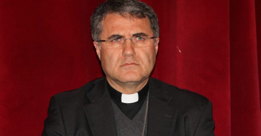 Vescovo di Palermo “I politici siano onesti e distanti dalla mafia”