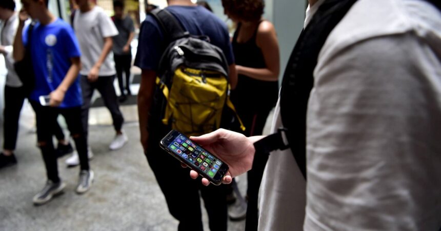 Stop ai cellulari in classe, il ministero invia la circolare alle scuole