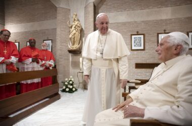 Papa Francesco chiede di pregare per Benedetto XVI. “E’ molto malato”
