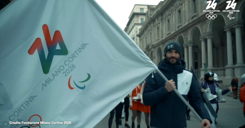 A Milano sfilano le bandiere olimpiche di Parigi e Milano-Cortina